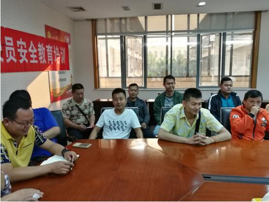 版纳铁塔公司驾驶员吴坤、王冬、刘峰（后排左一、左二、左三）参与安全培训会议。