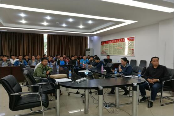 pp电子办公室主任宋洋（右二）在安全培训会上宣贯pp电子公司车辆治理造度和安全司法律规。