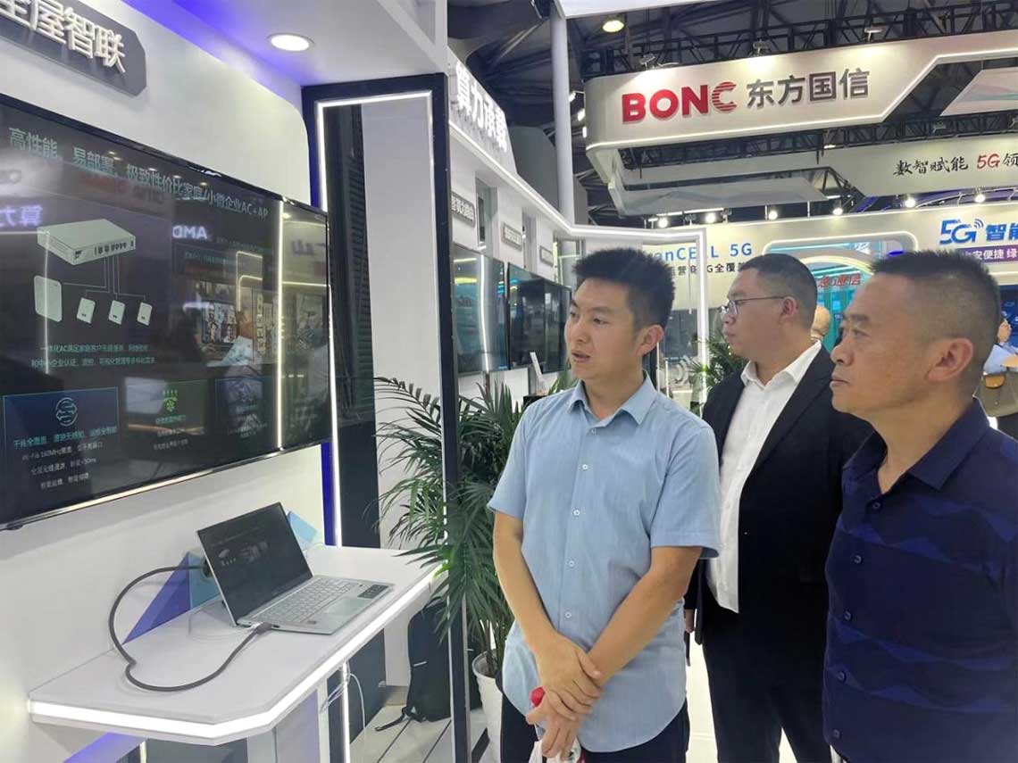 参观全屋智联展区，陈光平进行介绍